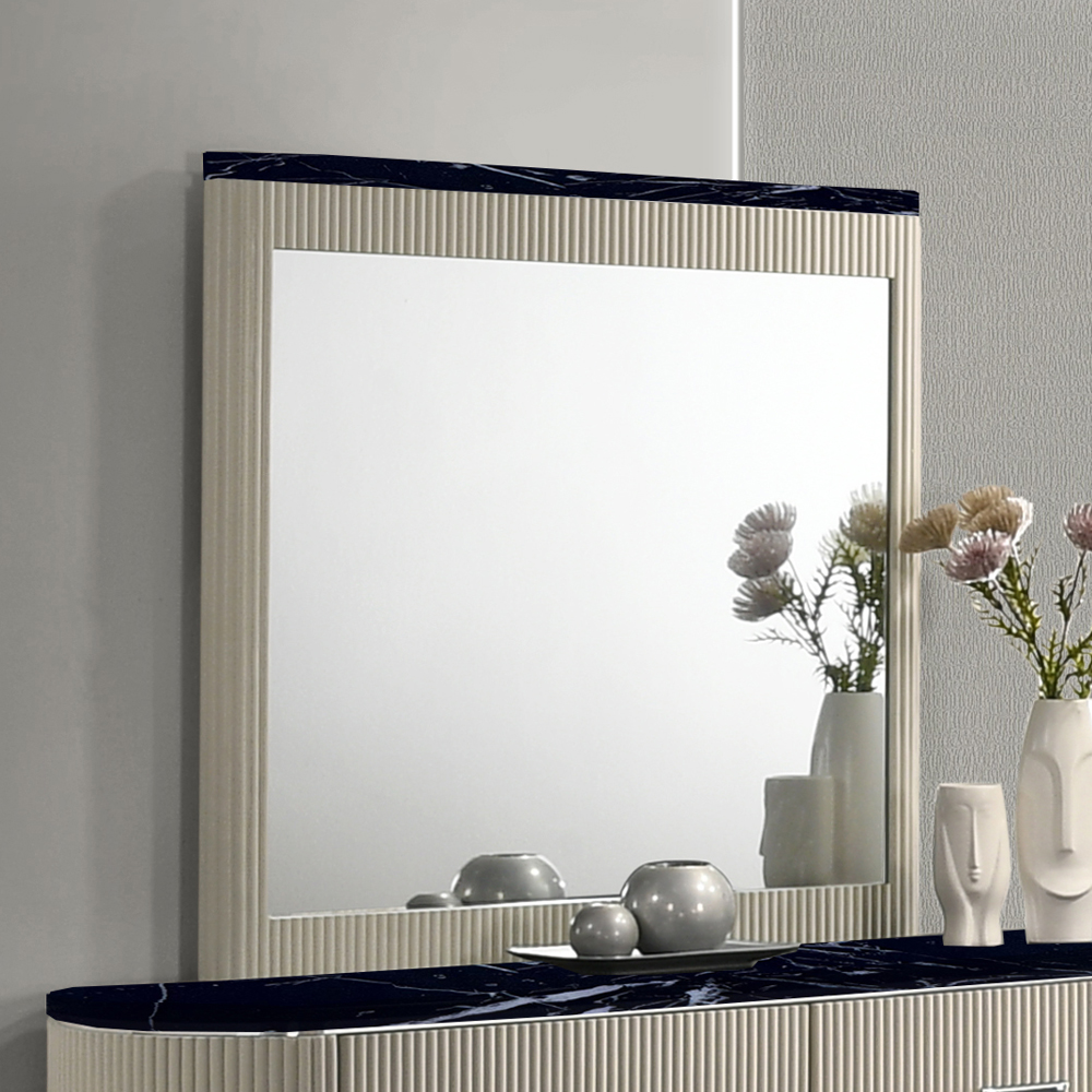 Travonte Mirror